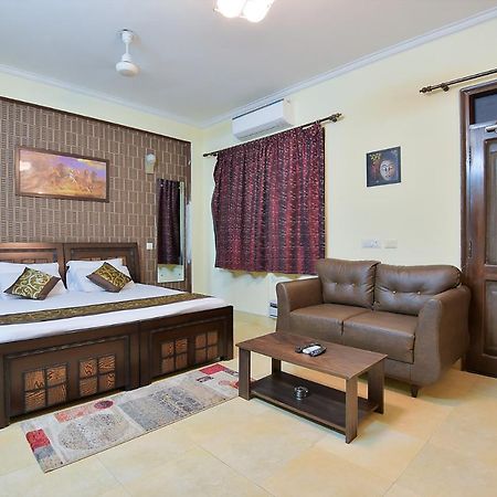 Studio Serviced Apartments Near Fortis Hospital Гургаон Екстериор снимка