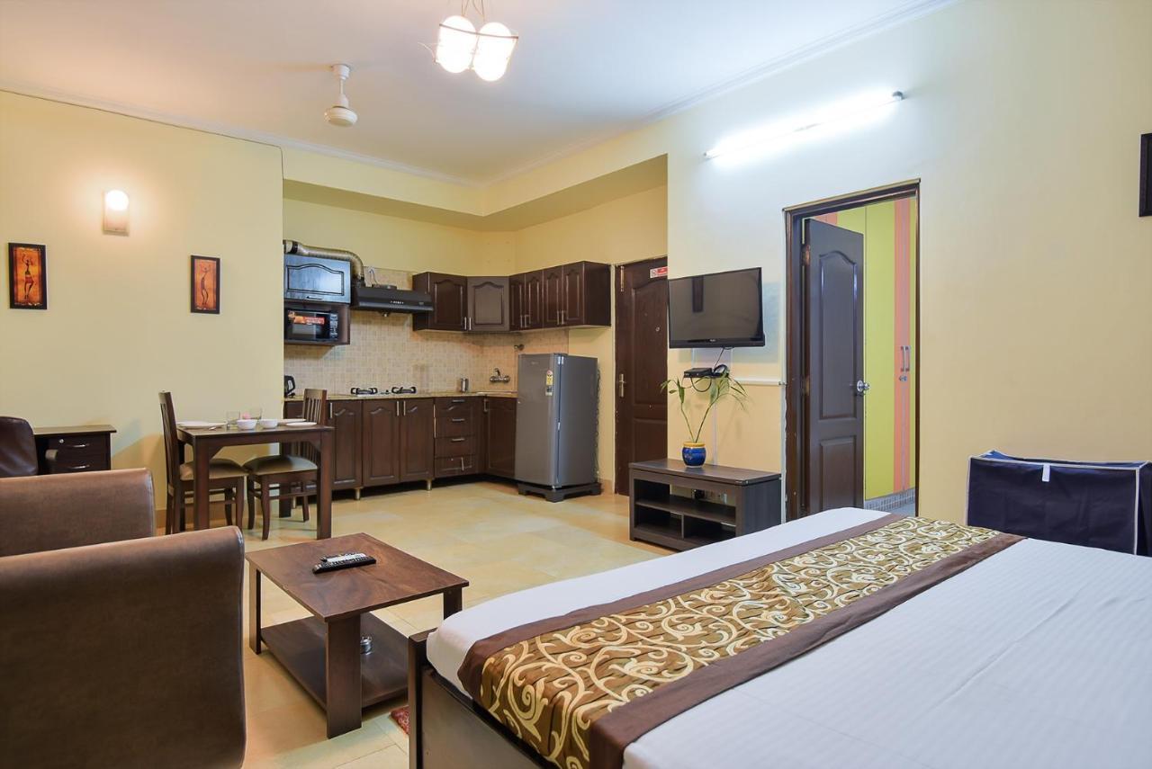 Studio Serviced Apartments Near Fortis Hospital Гургаон Екстериор снимка